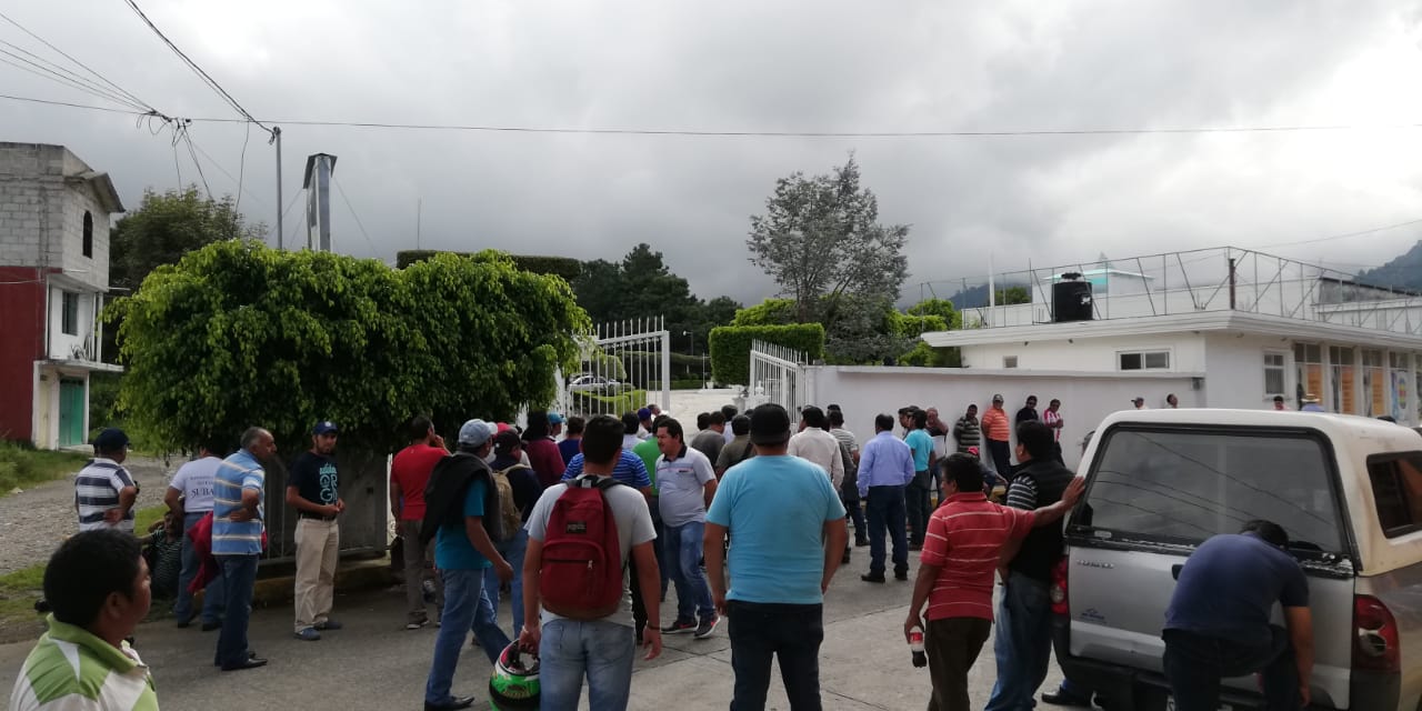 Sindicato Mexicano de Electricistas se enfrenta a CFE en Huauchinango