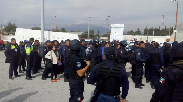 Reclaman falta de apoyo para policías detenidos en Texmelucan