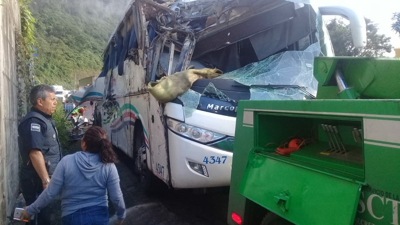Mueren 3 al chocar autobús de Futura en la México-Tuxpan