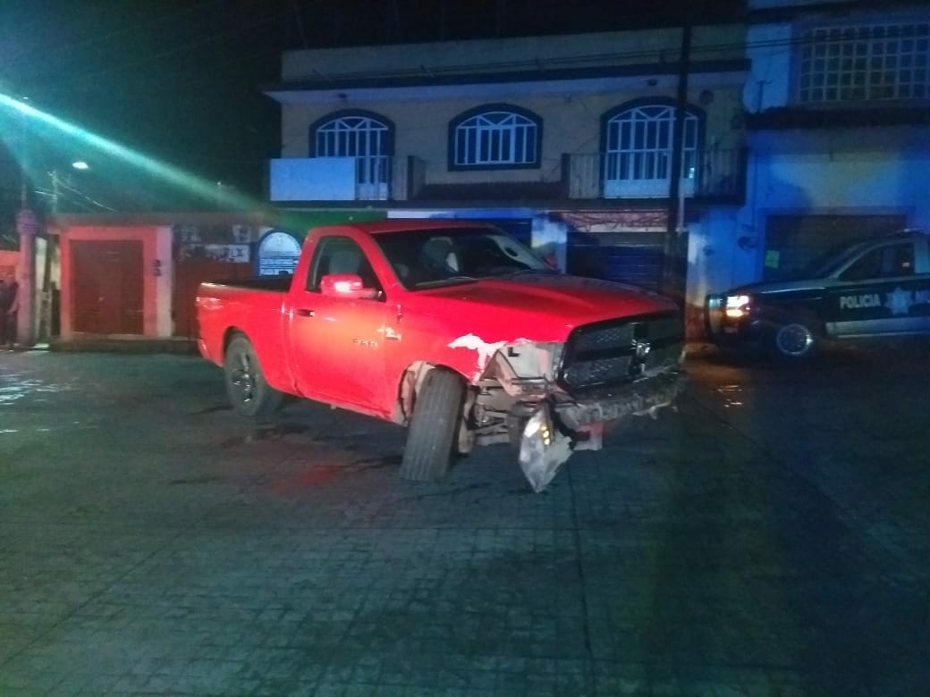 Secuestradores chocan camioneta y dejan a víctima, en Teziutlán