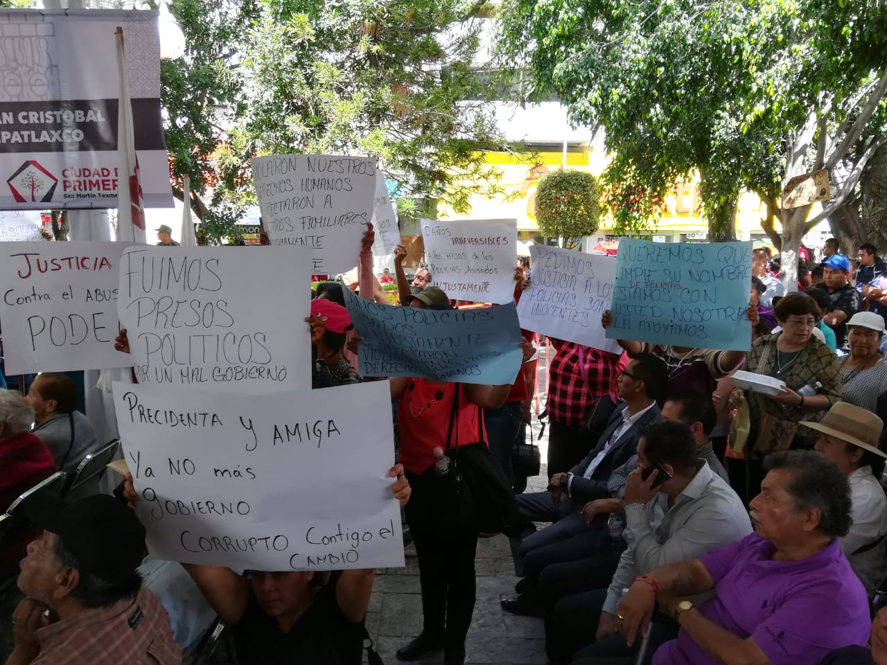 Tecamachalco despide con protesta a Inés Saturnino López