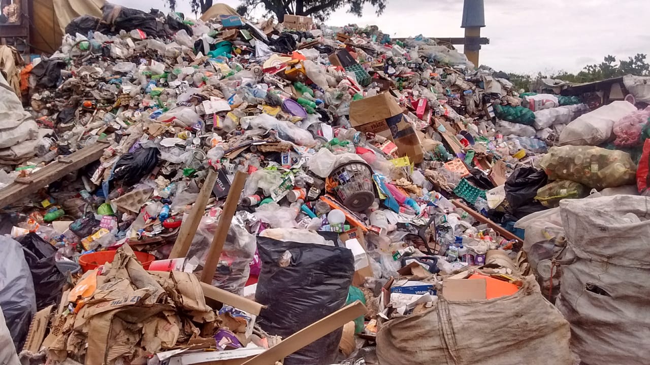 Acusan uso político de crisis de basura en Huauchinango