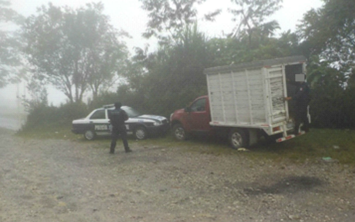 Aseguran camioneta robada y con huachicol en Xicotepec