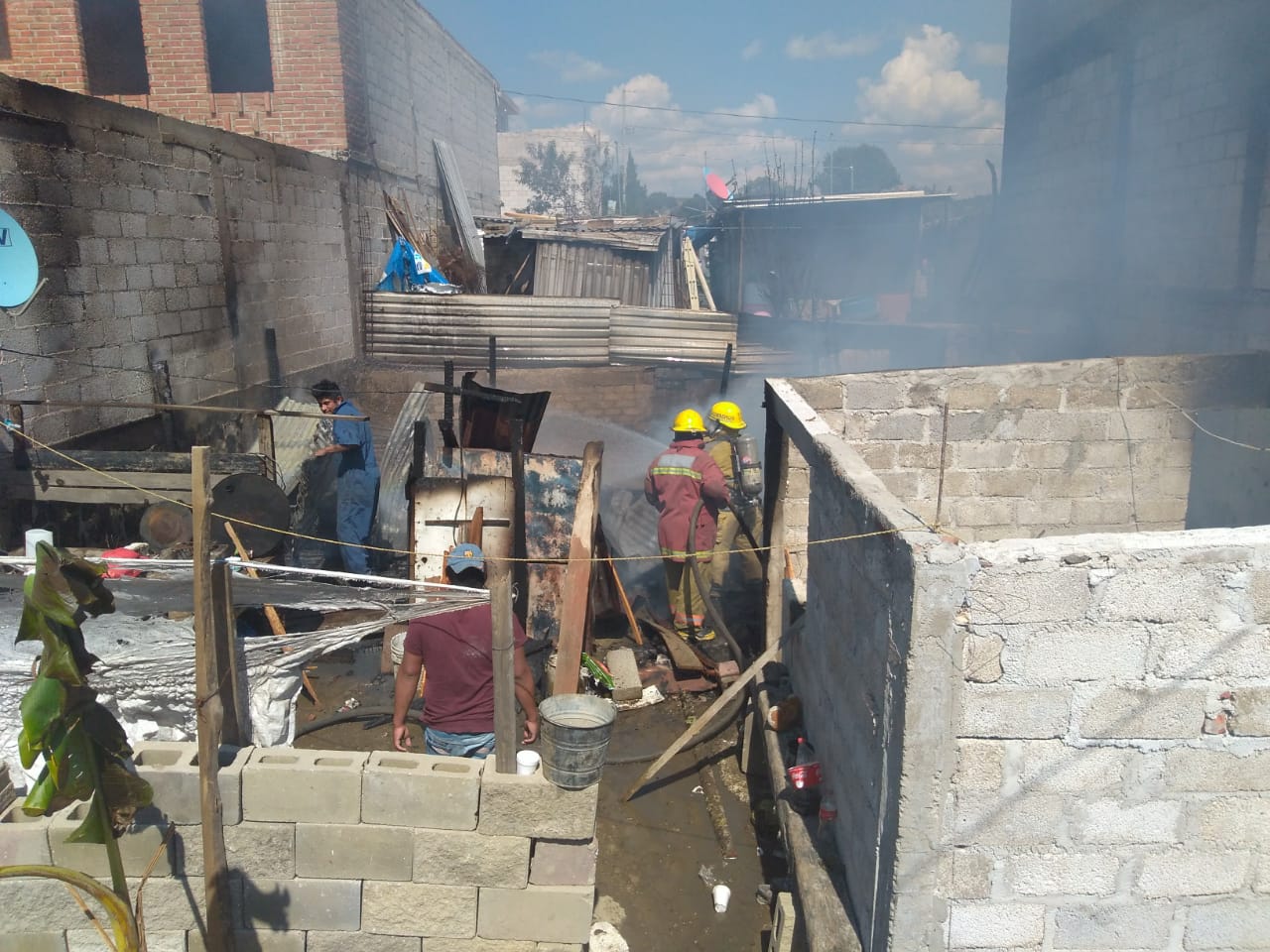 Una persona herida deja incendio de casa en Texmelucan