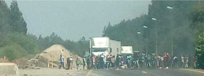 Bloquean la Puebla-Orizaba por abusos de la Policía Federal