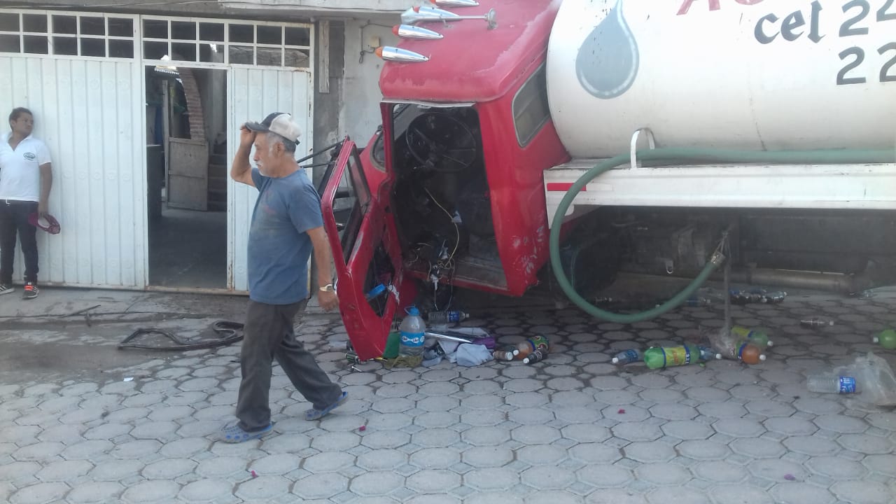 Pipa sin frenos deja dos heridos en Acatzingo