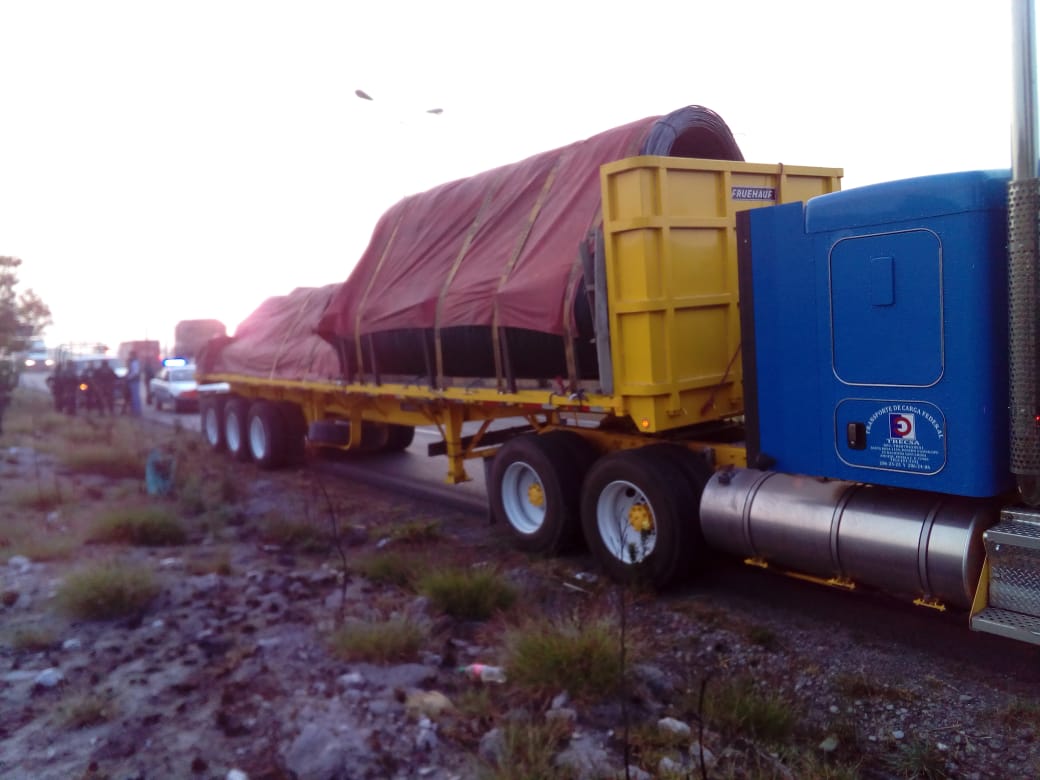 Ladrones abandonan cargamento de alambrón en Tecamachalco