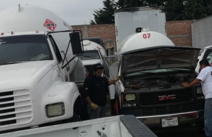 Aseguran pipas de huachigas tras operativo en Tlahuapan