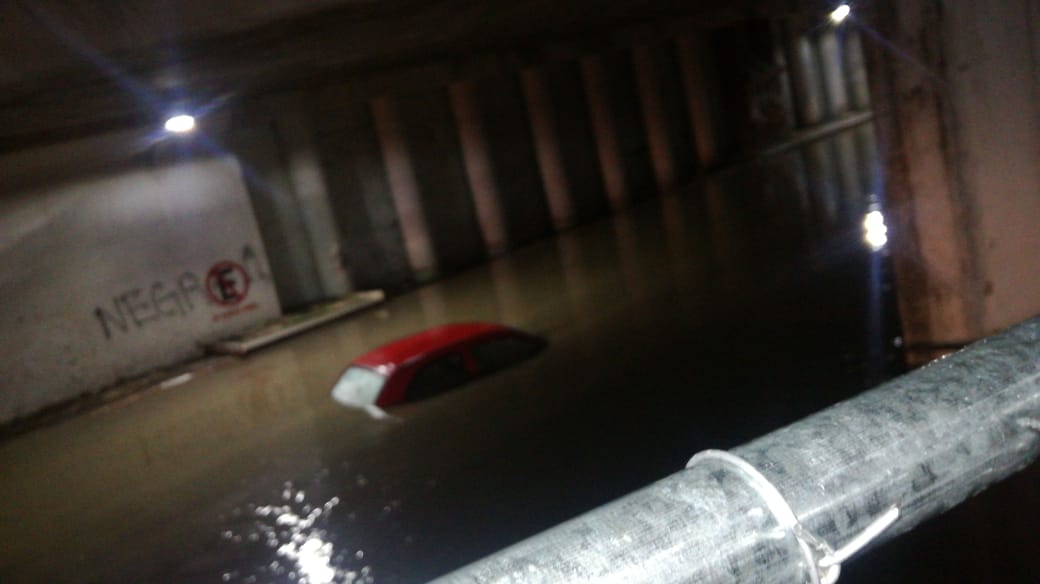 Vehículo queda atrapado en puente inundado de Texmelucan
