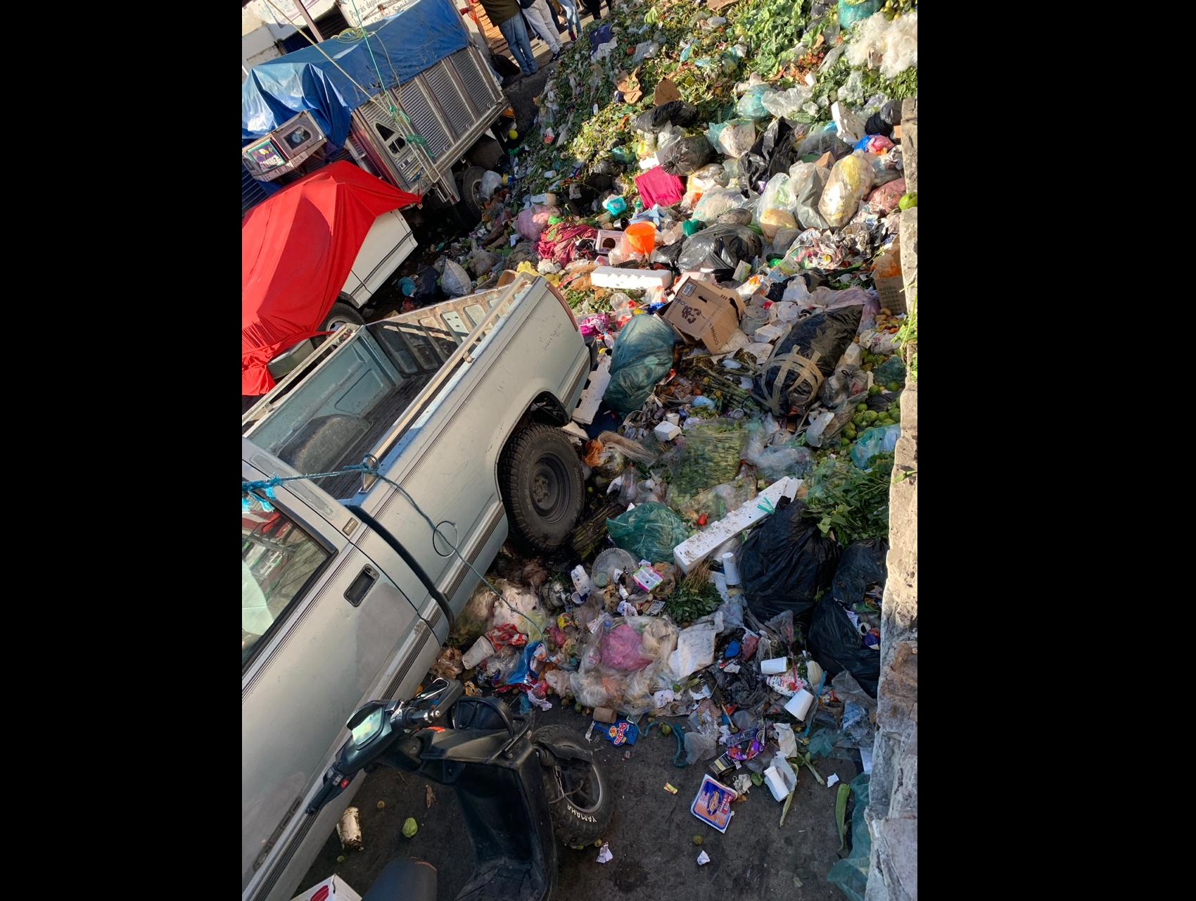 Entre basura, venden frutas y verduras en mercado de Huejotzingo