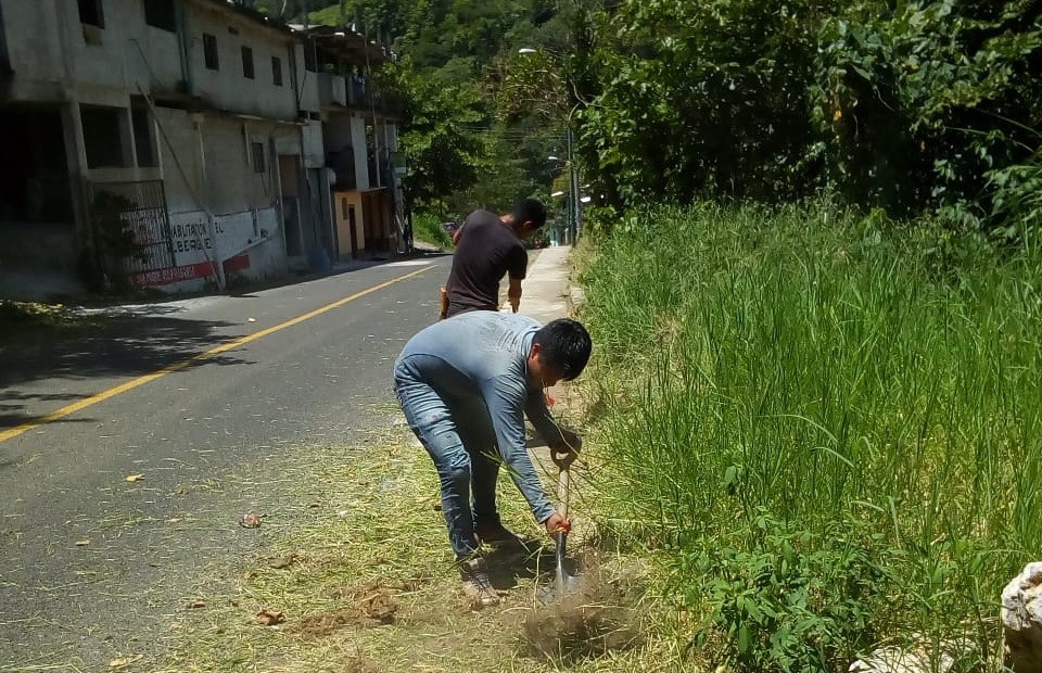 Antorchistas mejoran carretera en Huitzilan