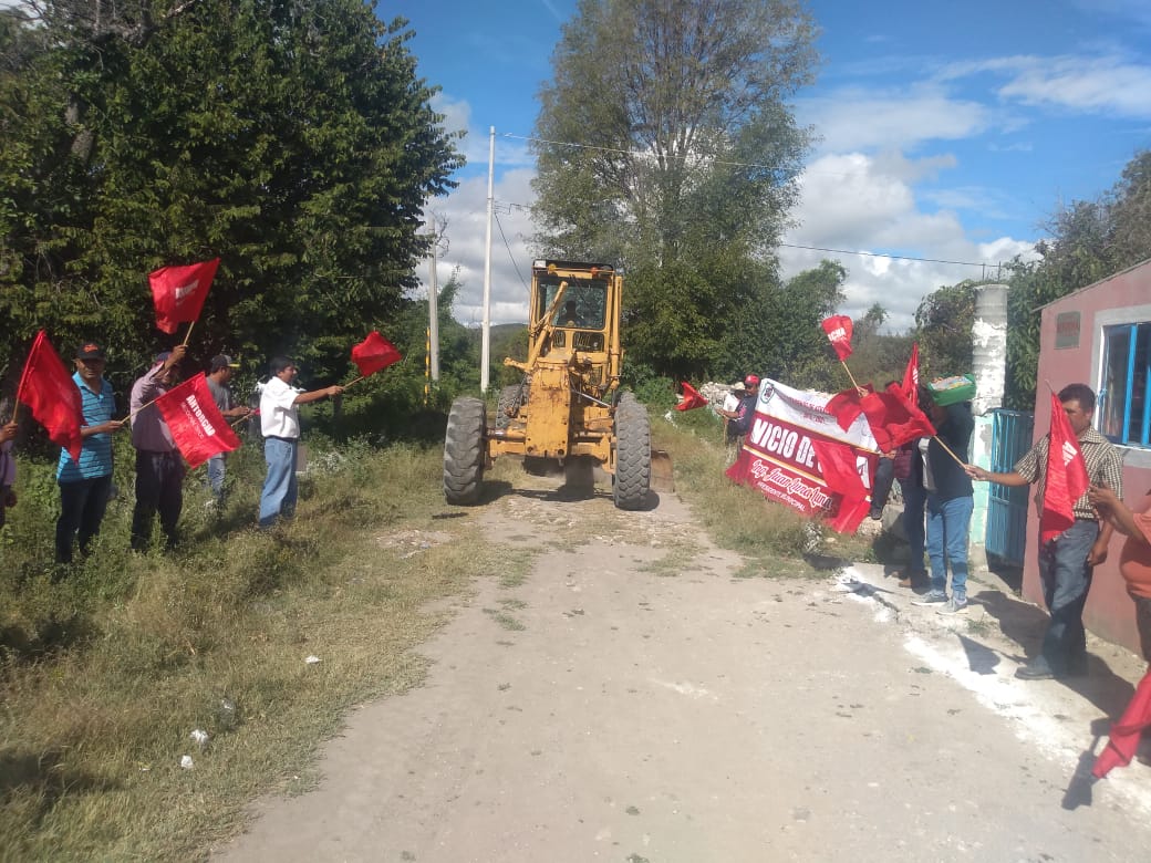 Inician colocación de adoquín en calles de Atexcal