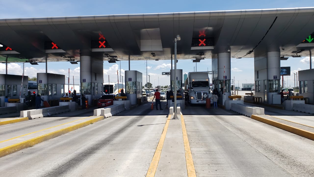 Tabasqueños toman casetas de la México-Puebla