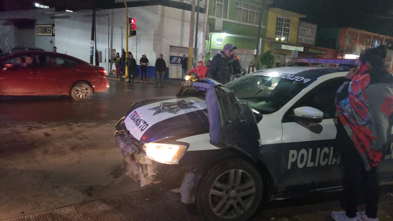 Policías de Tránsito chocan contra dos autos en Texmelucan