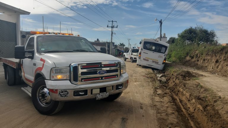 Cae camión en socavón que lleva más de un mes en Huejotzingo