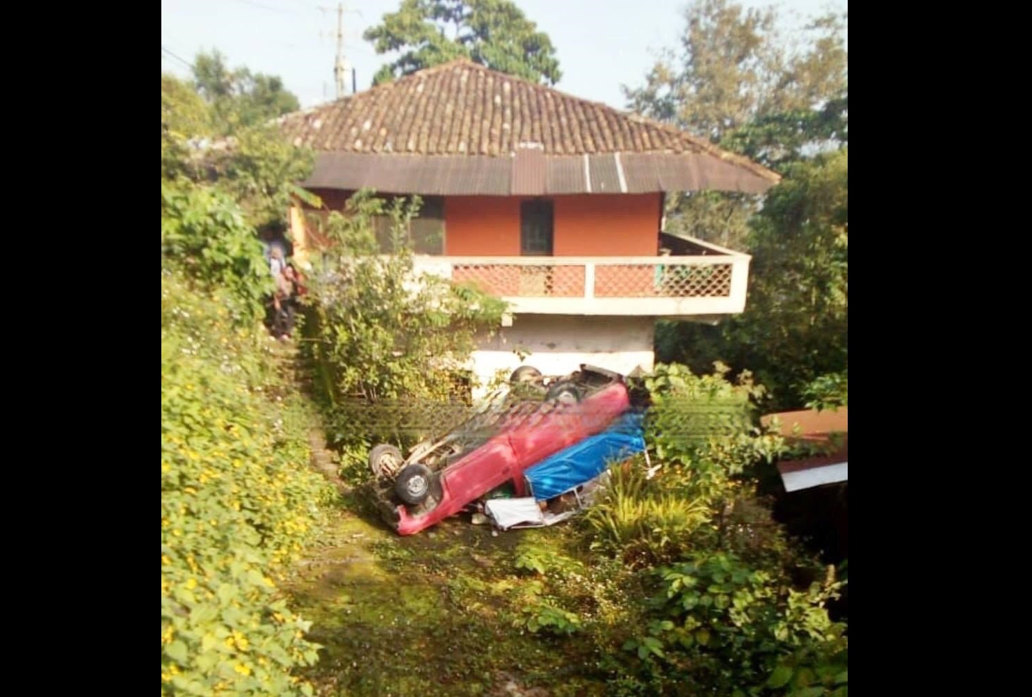 Vuelca en una curva y cae en barranco junto a una casa en Cuetzalan