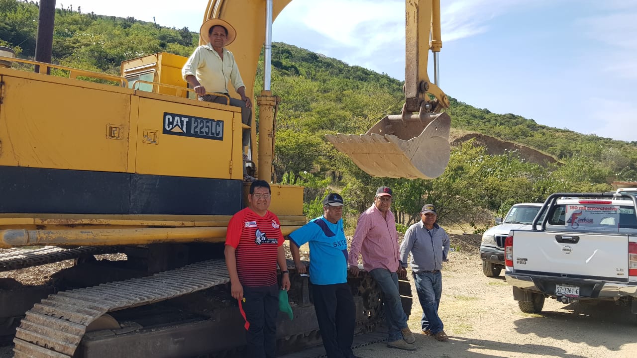 Reinician carretera a La Magdalena Tlatlauquitepec