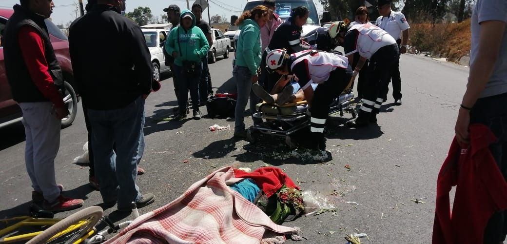 Arrollan a dos jóvenes ciclistas, uno pierde la vida en Texmelucan