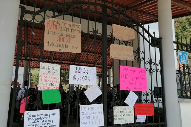 Denuncian acoso de profesores en bachillerato de Zacapoaxtla
