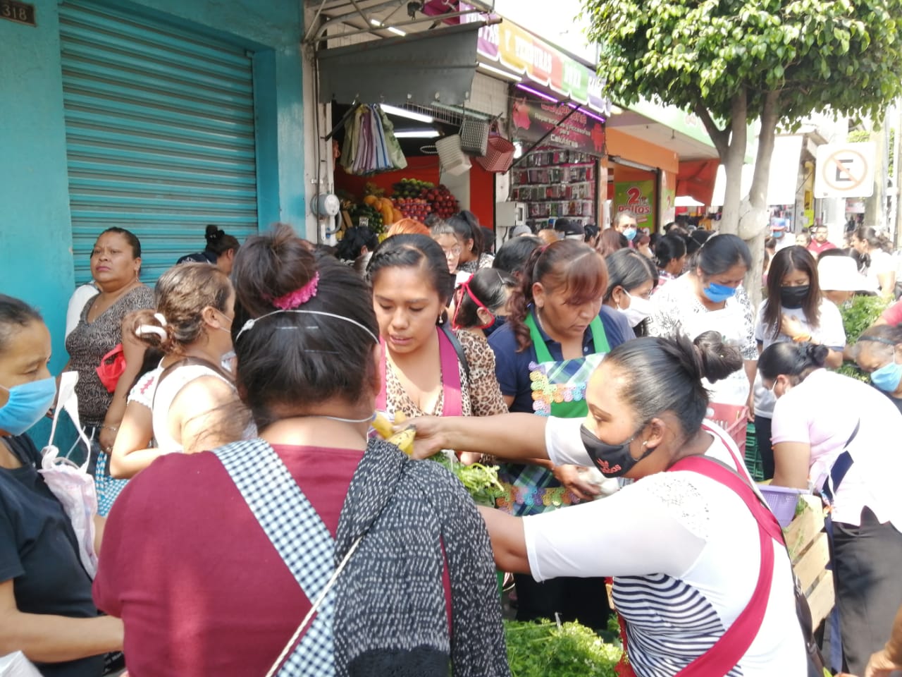 Regalan su mercancía vendedores ambulantes en Tehuacán