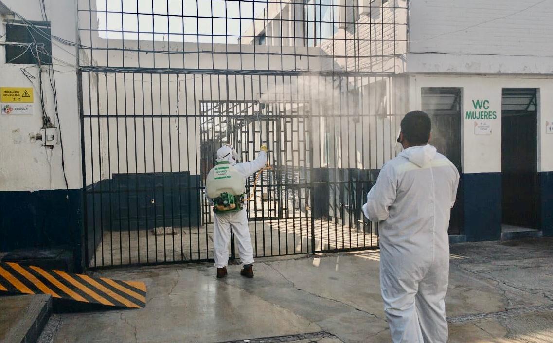 Sanitizan penal de Tehuacán para evitar riesgos por Covid-19
