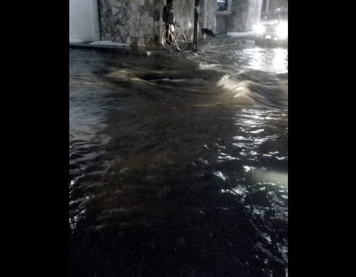 VIDEO Granizo colapsa drenaje en Xalmimilulco