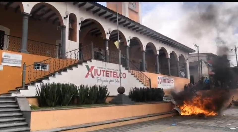 Demanda de obras generó incendio de presidencia en Xiutetelco