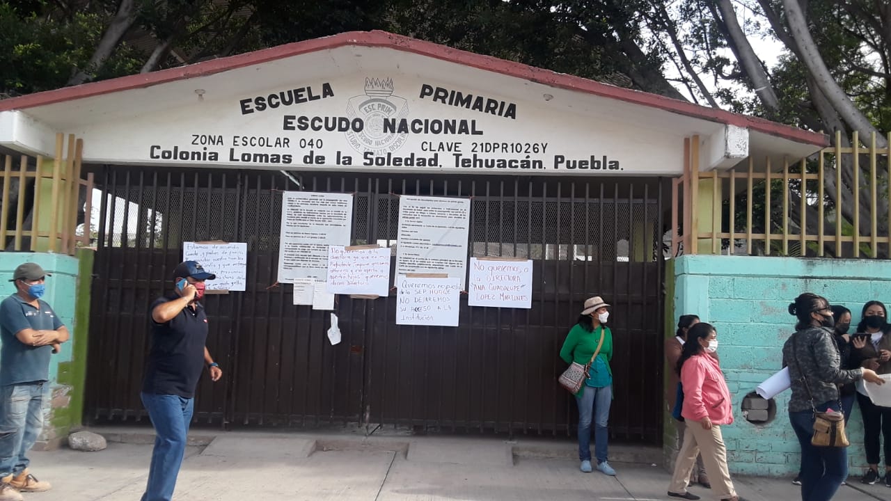 Protestas padres de familia contra directora de escuela en Tehuacán