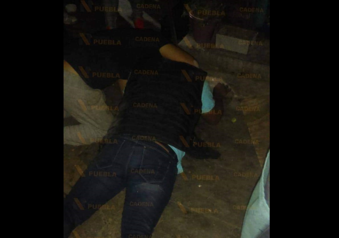 Trabajador se desploma de la techumbre en mercado de Huejoztingo