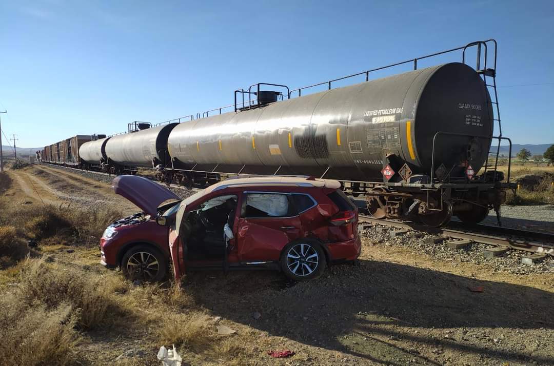 Conductor intenta ganarle al tren en Tlaxcala, hay 2 niños heridos