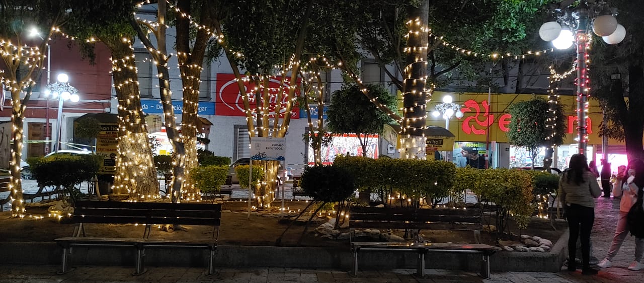 Reciclan adornos navideños en la región de Texmelucan