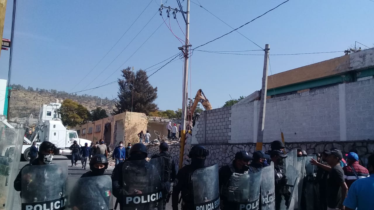 Manifestantes detienen demolición de escuela en Tecamachalco