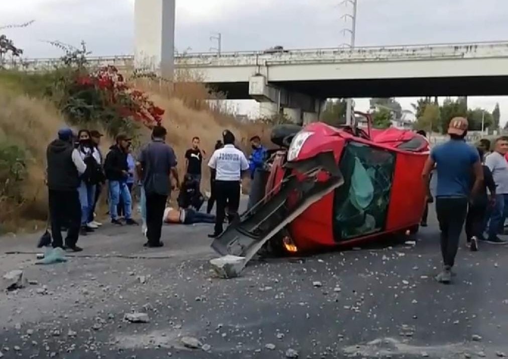 Vuelcan y caen 5 metros en la México-Puebla; hay 5 heridos