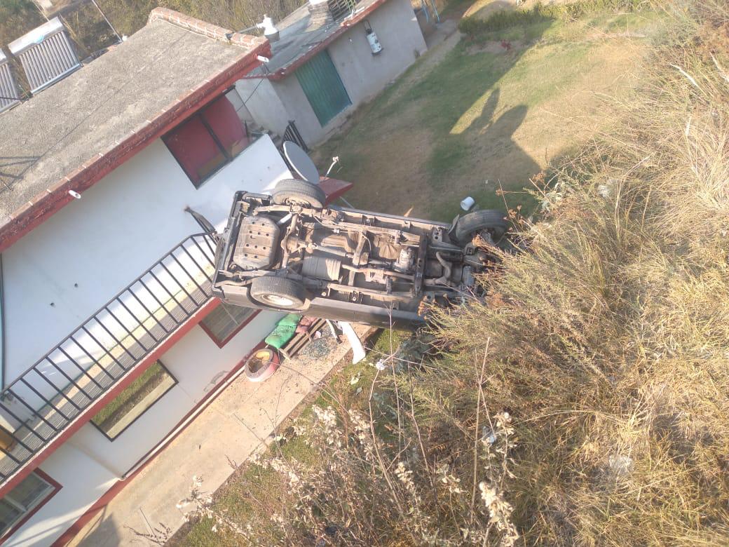 Vuelca vehículo y cae sobre una casa en Tlalancaleca