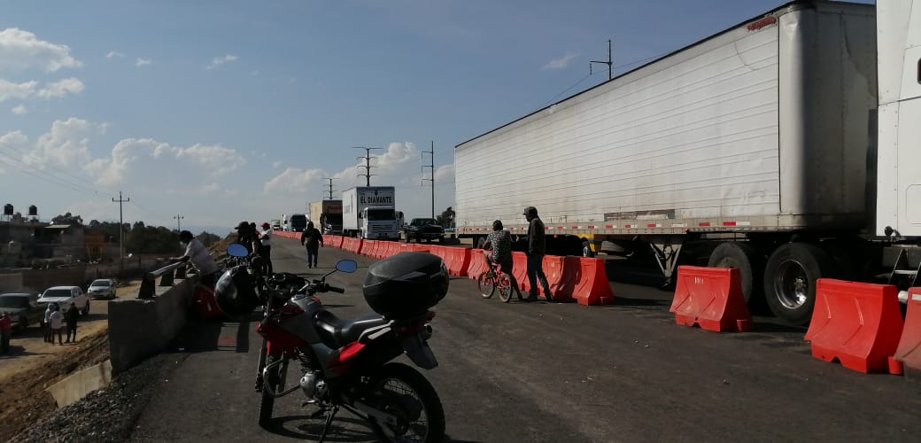 Vecinos de Texmelucan bloquean autopista para exigir obras