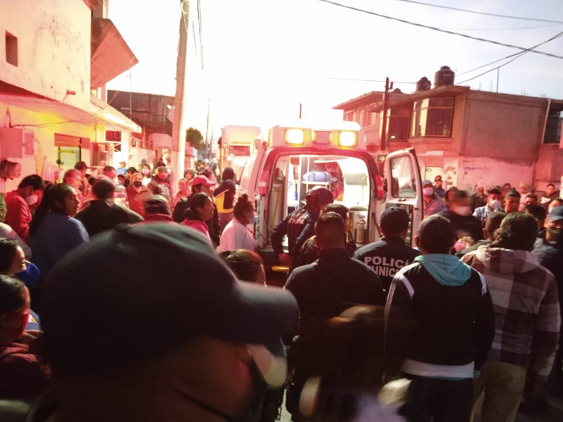 Rescatan con vida trabajadores atrapados en drenaje en Tlaxcala