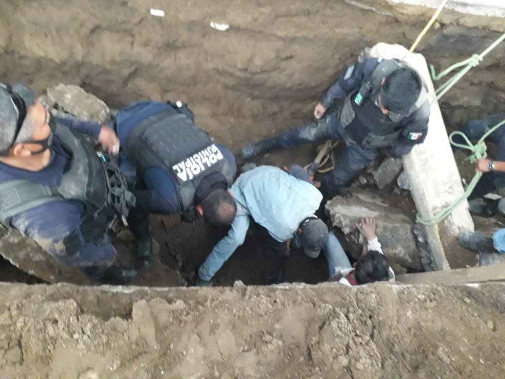 Rescatan con vida trabajadores atrapados en drenaje en Tlaxcala