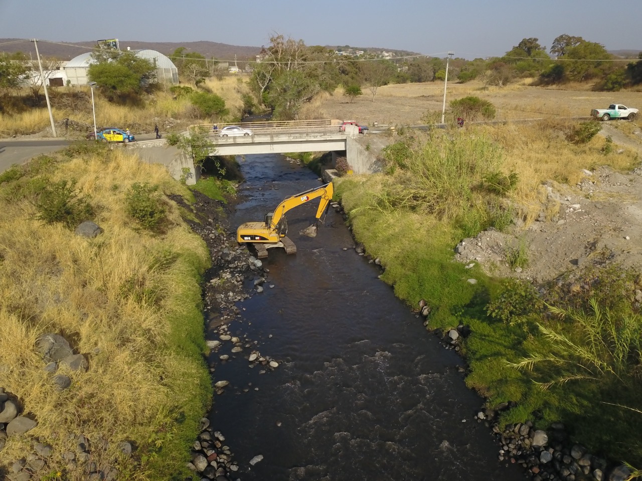 Con maquinaria pesada inician trabajos de desazolve del Río Nexapa 