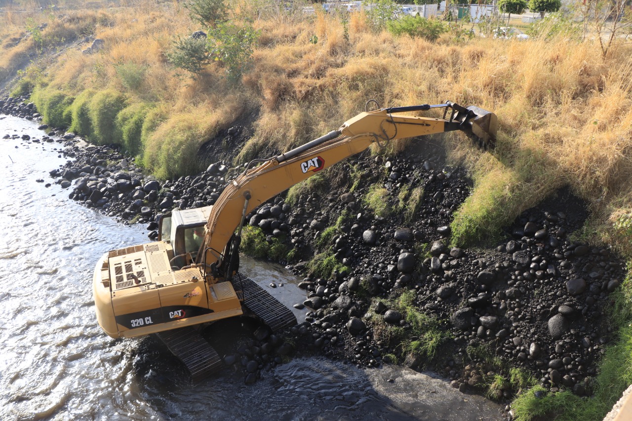 Con maquinaria pesada inician trabajos de desazolve del Río Nexapa 