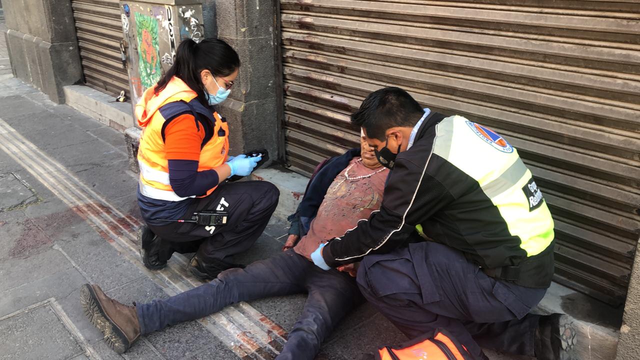 Auxilian a hombre golpeado y con hipotermia en Centro Histórico de Puebla