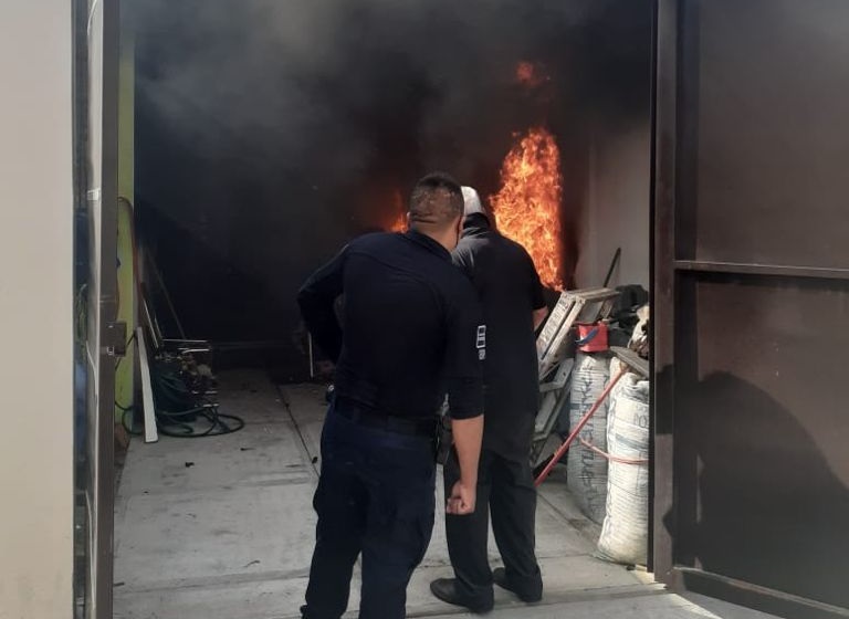 Rescatan a abuelito de su casa en llamas en Texmelucan