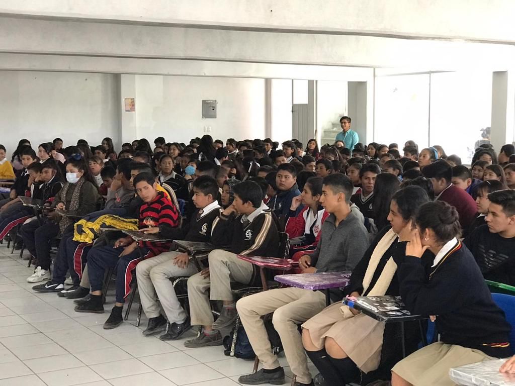 Jóvenes sin aulas para el regreso a clases 