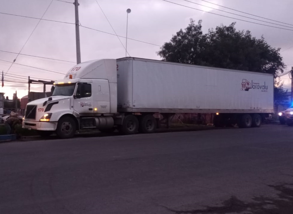 Saquean tráiler y lo abandonan en la Federal México-Puebla