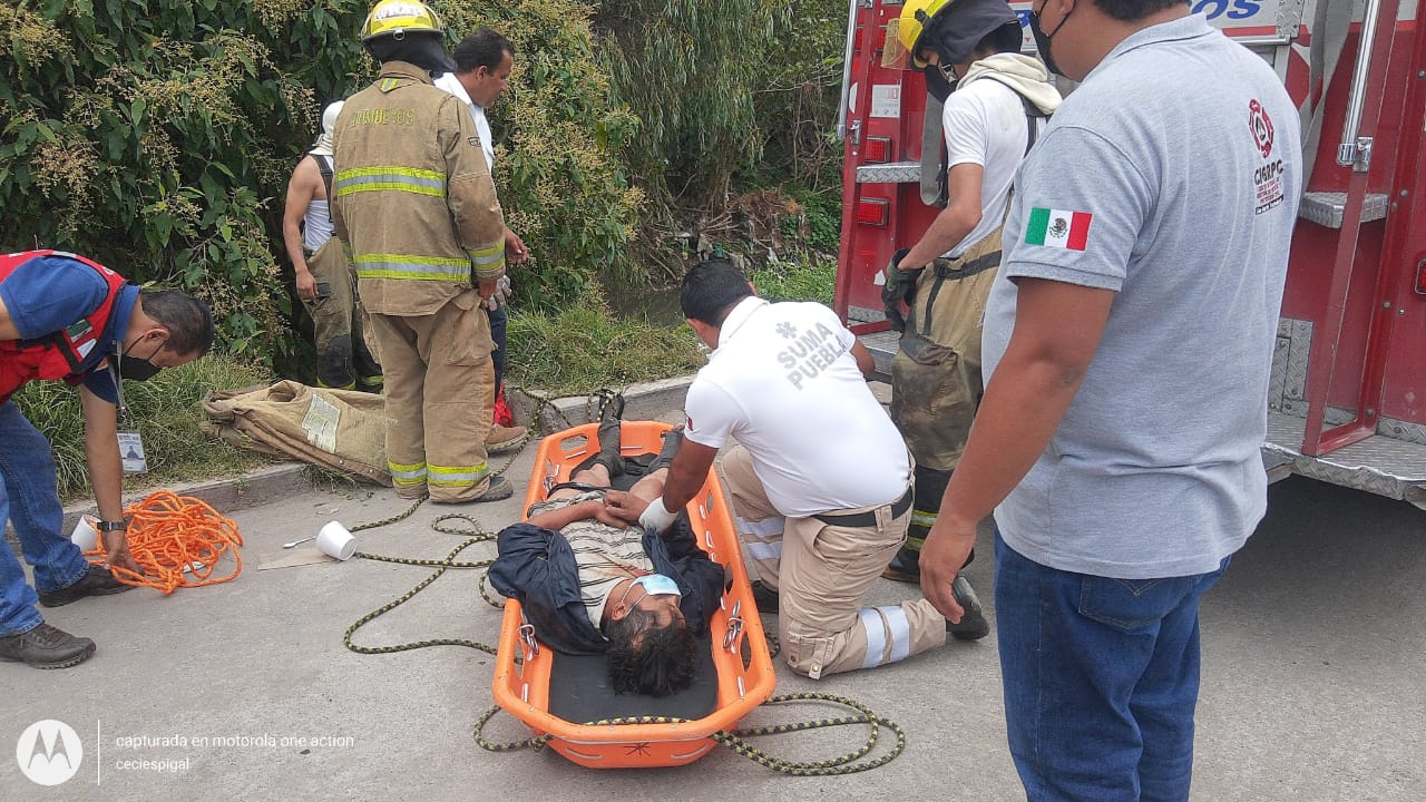 Rescatan a hombre ebrio que cayó al río en Texmelucan