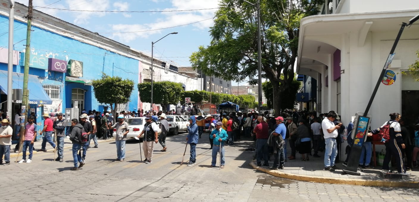 Con palos y amenazas Unión Coyomeapan cierra calles de Tehuacán