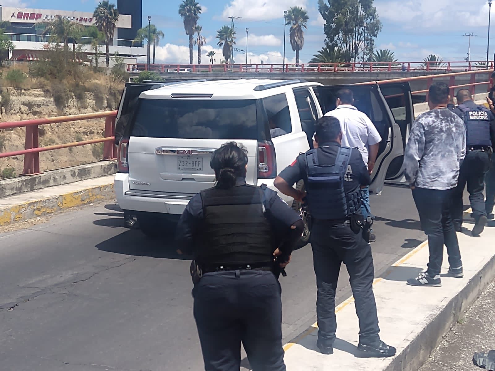 En mega operativo aseguran camionetas de lujo en Puebla capital