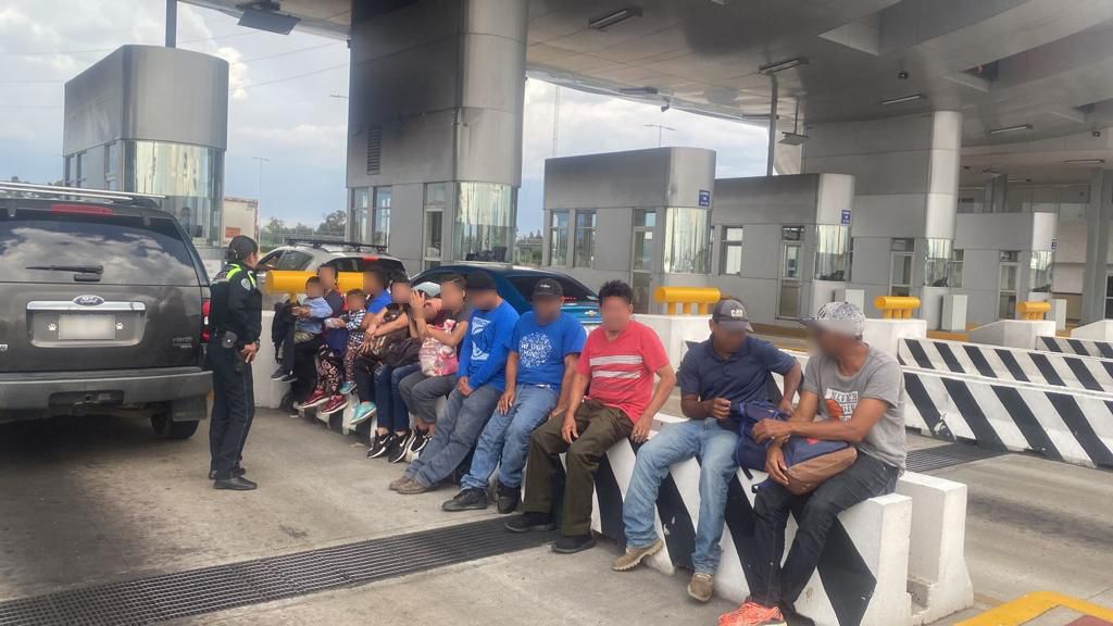 Tras persecución detienen a pollero y migrantes en la caseta de la México-Puebla