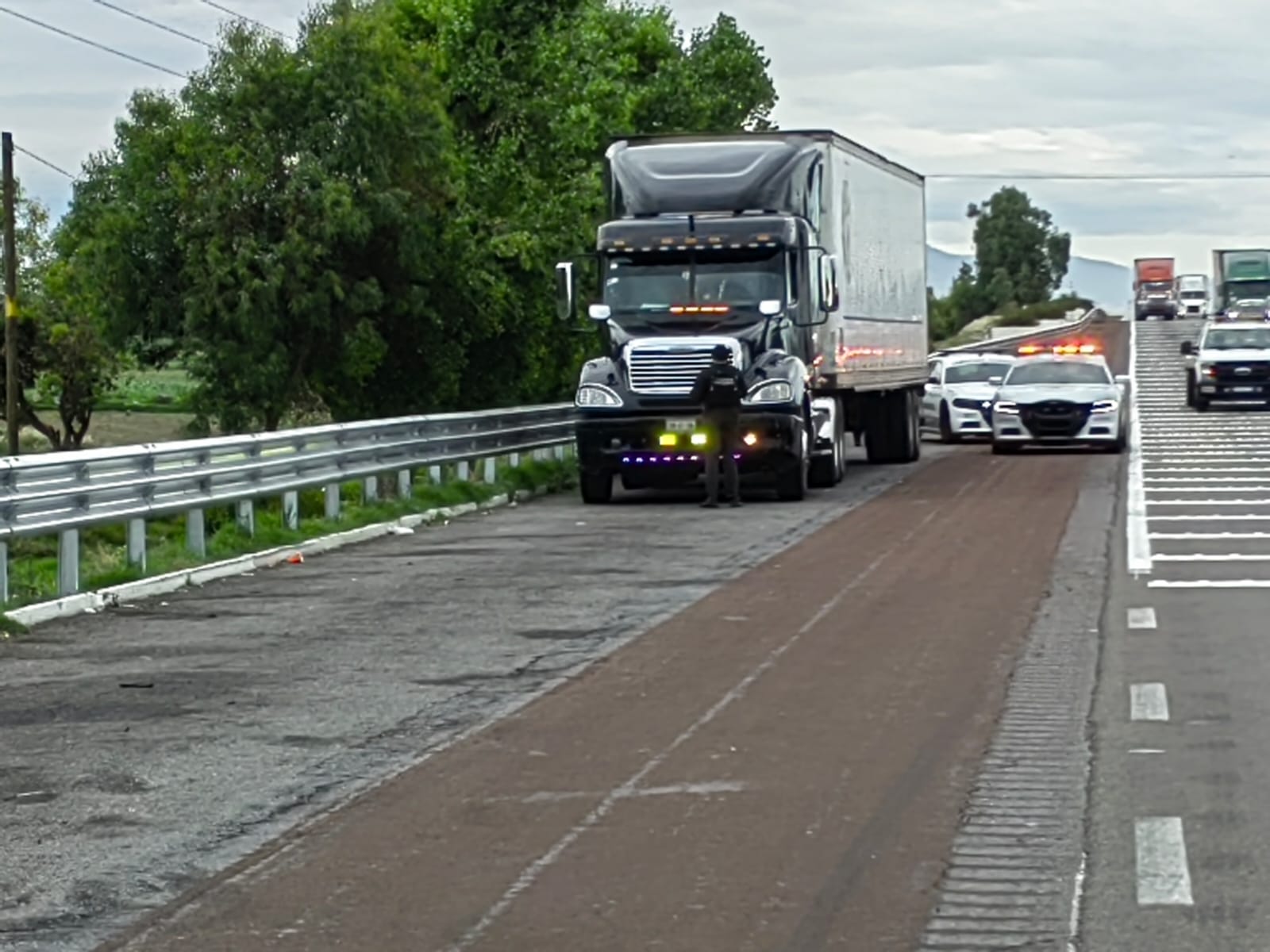 Dejan abandonado camión robado en la autopista México Puebla
