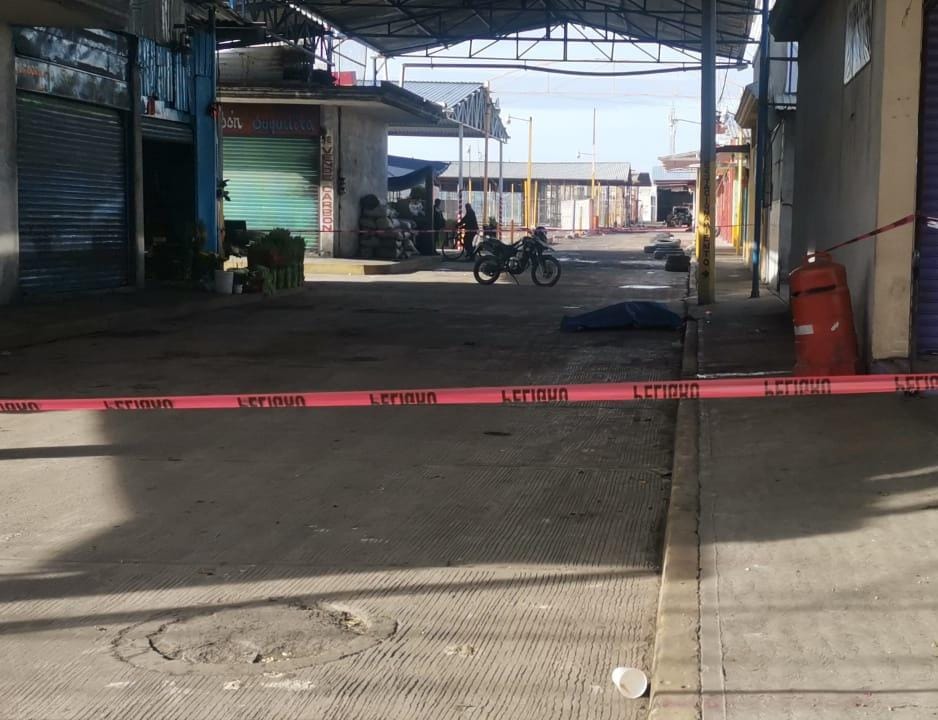 Hombre broncoaspira y muere en calles de Texmelucan