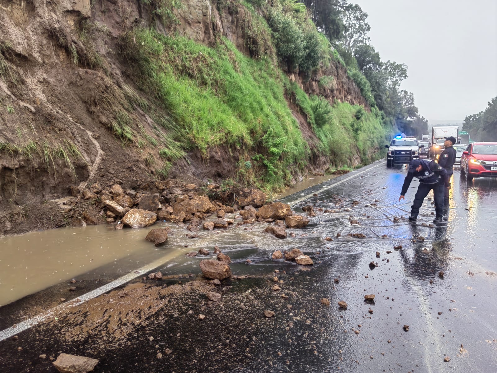 Cuatro heridos y bloqueos carreteros, saldo de lluvias en Tlaxcala